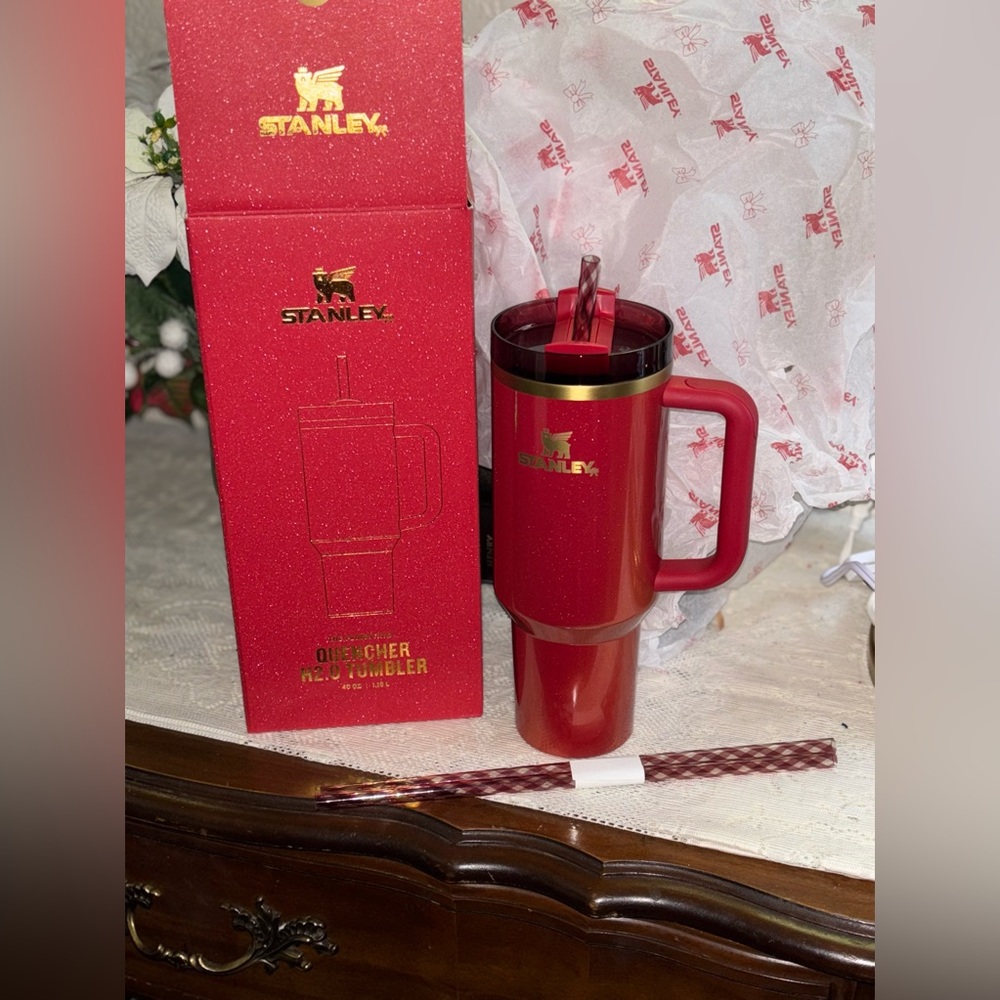 Stanley 2024 limited 40oz  flow state quencher Tumblr scarlet tinsel Xmas